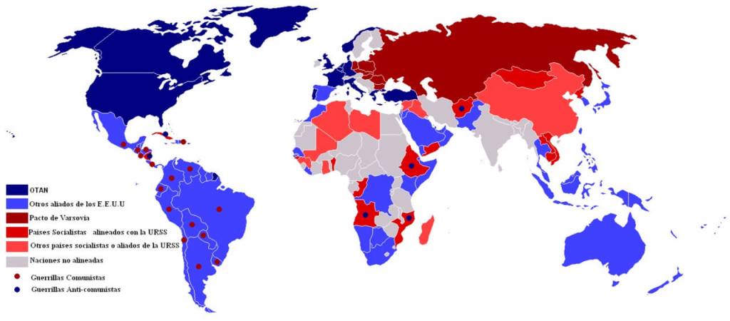 Mapa del mundo en Guerra Fría en 1980, en tonos de rojo los aliados de la Unión Soviética y otros países comunistas, y en tonos de azul los Estados Unidos y sus aliados capitalistas; los puntos rojos significan guerrillas comunistas y los puntos azules guerrillas anticomunistas.