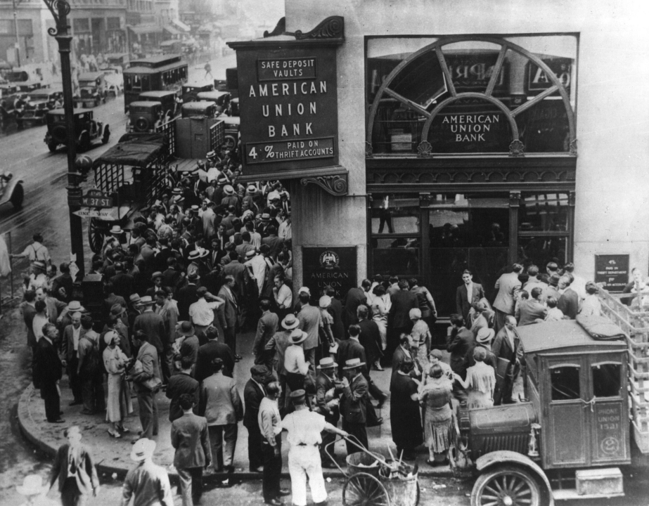 Multitud en el American Union Bank de Nueva York durante una corrida bancaria a principios de la Gran Depresión. Crisis de 1929.
