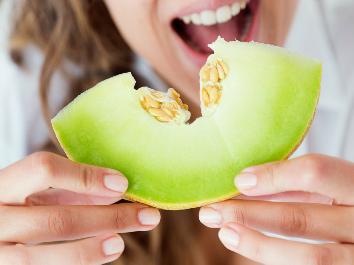 Mujer comiendo melón