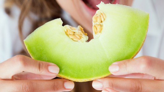 Mujer comiendo melón