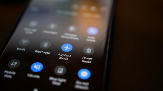 Cómo activar el modo oscuro en todas sus aplicaciones y dispositivos en un solo paso