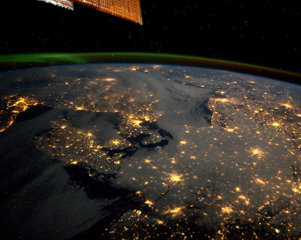 La Tierra de noche vista desde el espacio