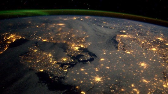 La Tierra de noche vista desde el espacio