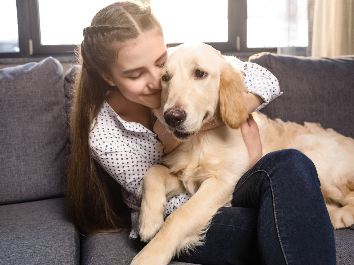 Mujer con perro golden retriever