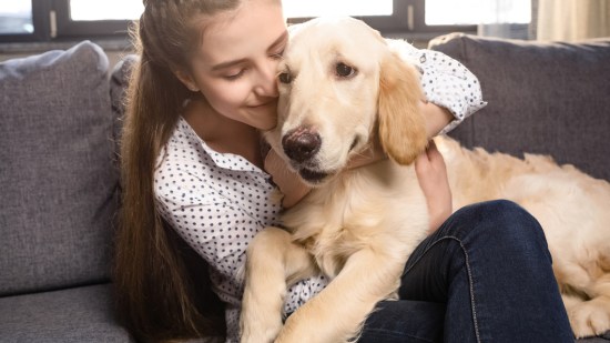 Mujer con perro golden retriever