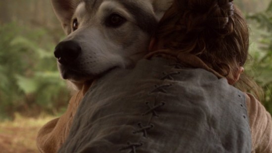 Arya abrazando a la loba Nymeria