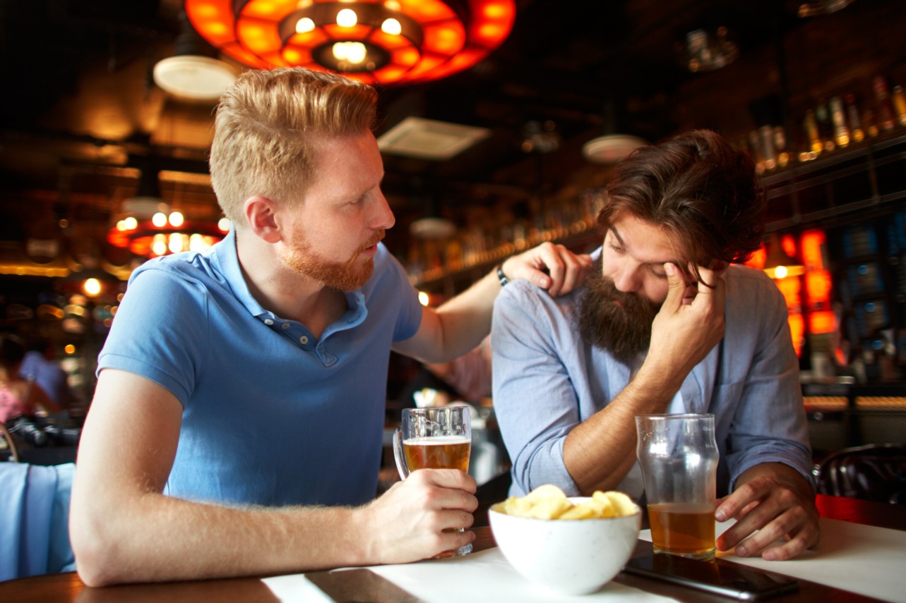 Un amigo te pregunta en un bar qué te pasa porque pareces preocupado. ¿Qué le dices?