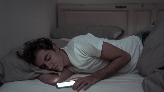 Hombre durmiendo con el móvil