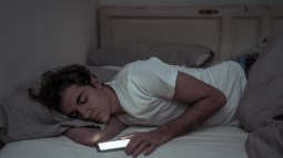 Hombre durmiendo con el móvil