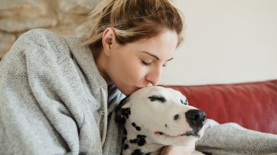 Chica abrazando a un dálmata