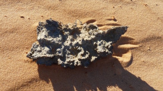 ¿Qué pasa cuando un rayo cae sobre la arena de la playa?