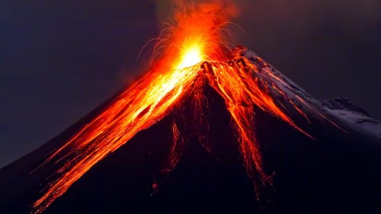 volcán en erupción