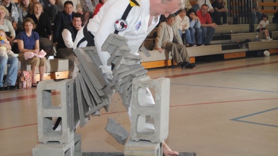 ¿Cómo se pueden romper ladrillos con las manos?