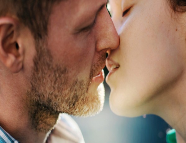 ¿Qué es el beso tántrico?