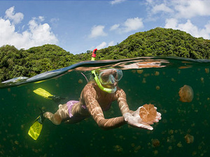 ¿Es malo orinar en el mar?