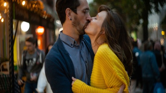 5 Enfermedades que se contagian por un beso
