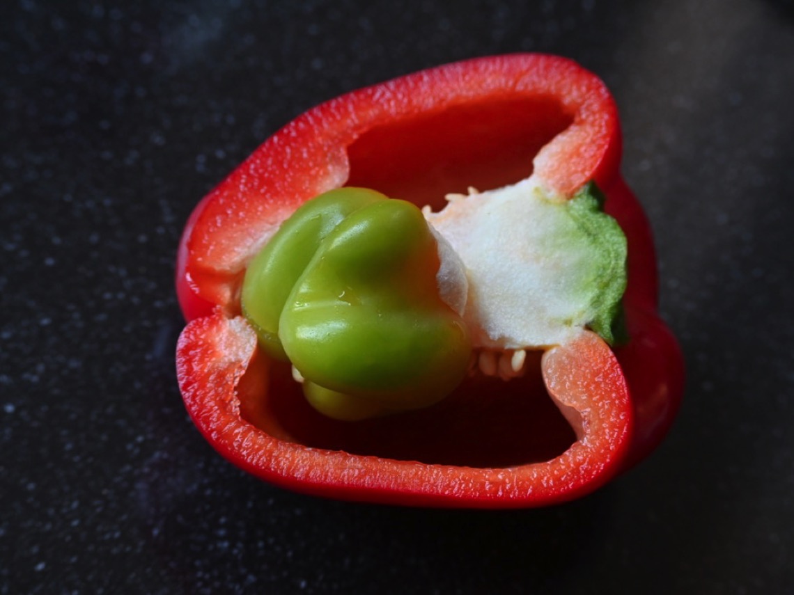 Un pimiento con otro pimiento dentro