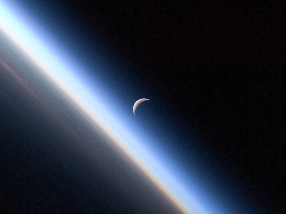 Luna de fondo y Tierra en primer plano