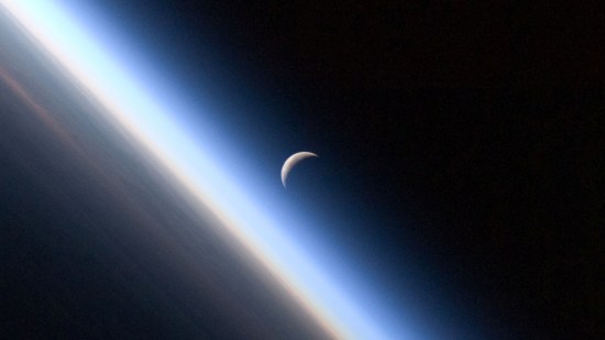 Luna de fondo y Tierra en primer plano