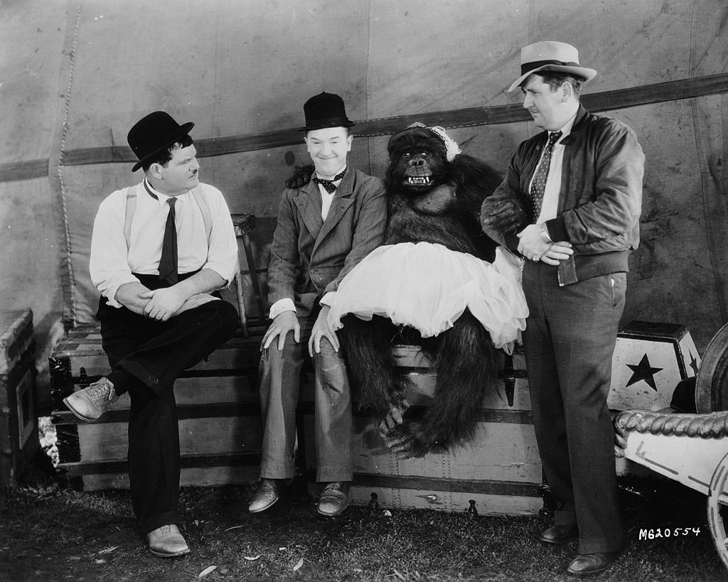 Stan Laurel y Oliver Hardy durante el rodaje de 'The Chimp', junto a Ethyl el chimpancé
