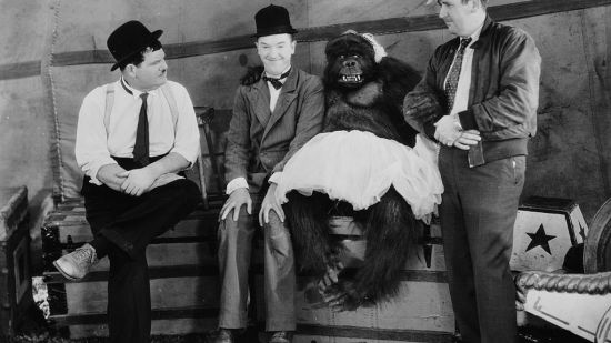 Stan Laurel y Oliver Hardy durante el rodaje de 'The Chimp', junto a Ethyl el chimpancé
