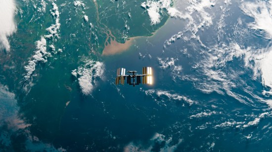 Tierra y Estación Espacial desde el espacio