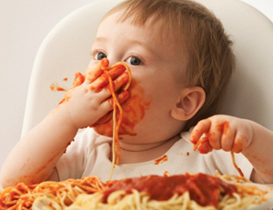 Los bebés que juegan con la comida aprenden más rápido