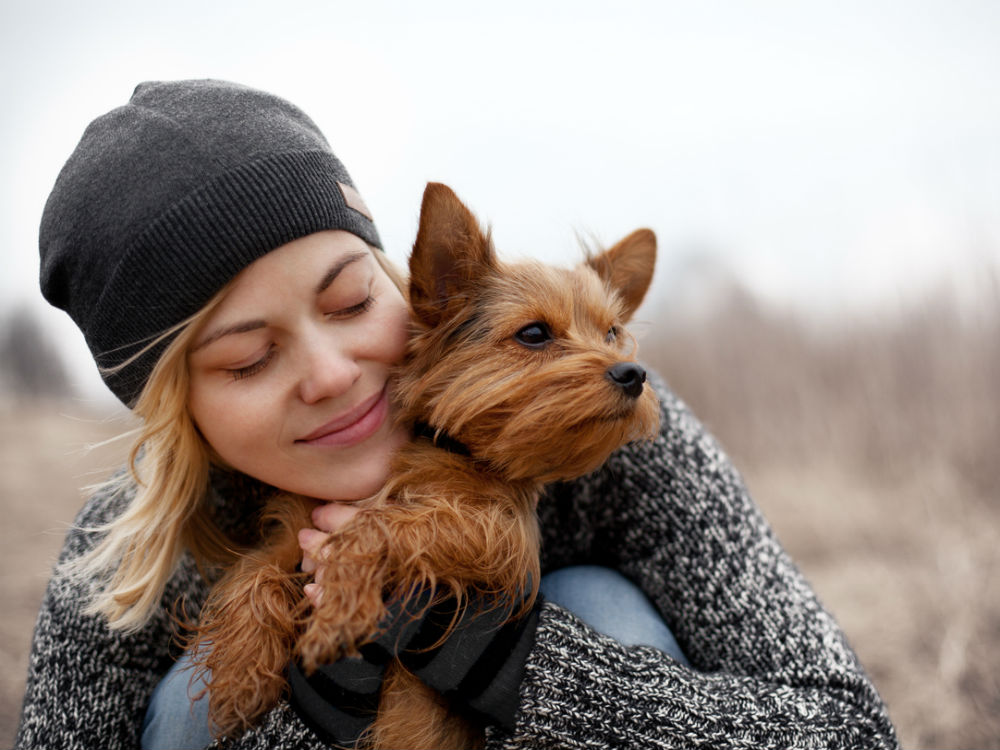 chica abrazando a perro en invierno