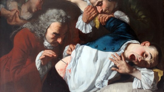 El cirujano inspecciona la herida