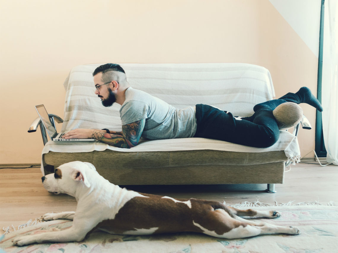 perro y hombre tumbados