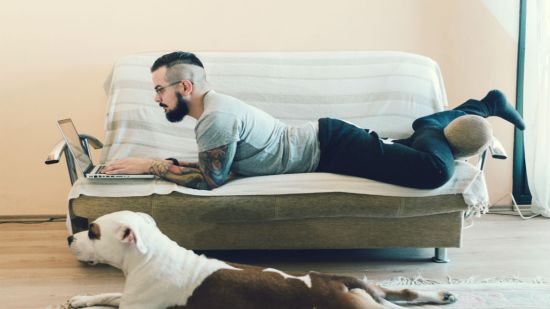 perro y hombre tumbados