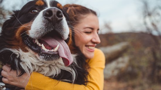 Mujer abrazando a un perro