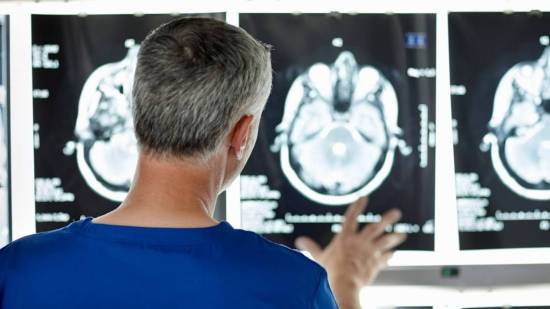 Médico observando radiografía