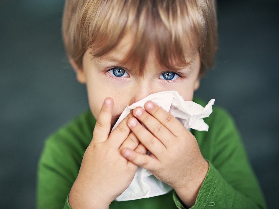 Niño con pañuelo blanco