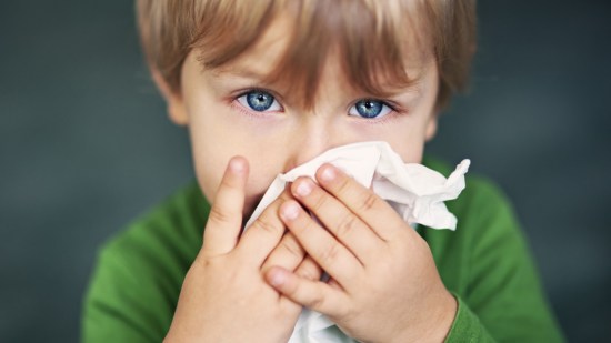 Niño con pañuelo blanco
