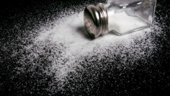 Así afecta el exceso de sal a tus huesos