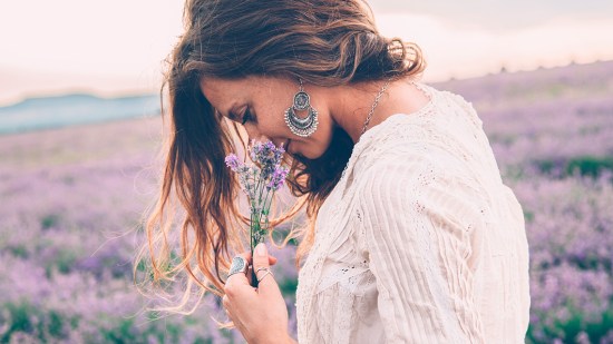 Mujer oliendo lavanda