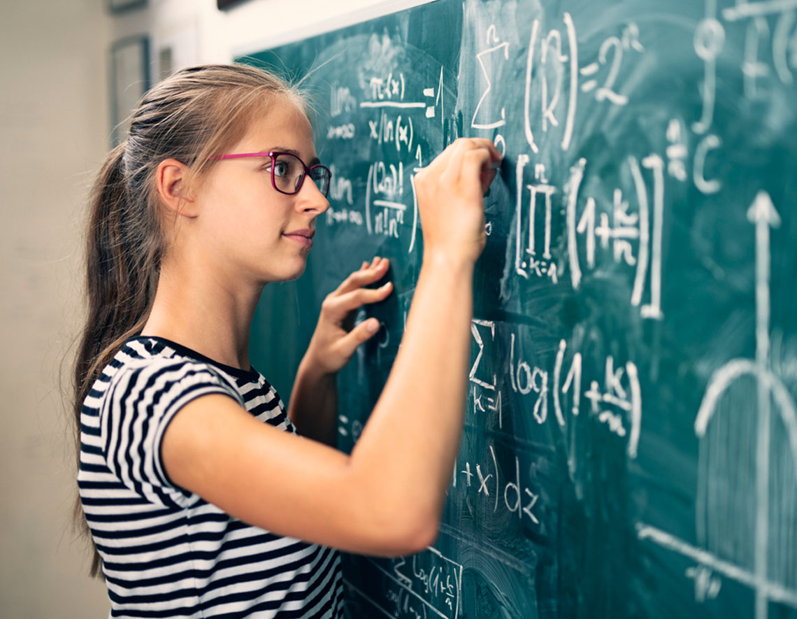 Chica joven en la pizarra