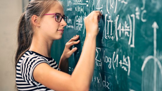 Chica joven en la pizarra