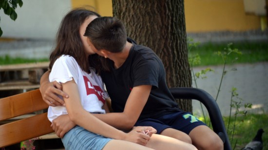 Adolescentes dándose su primer beso