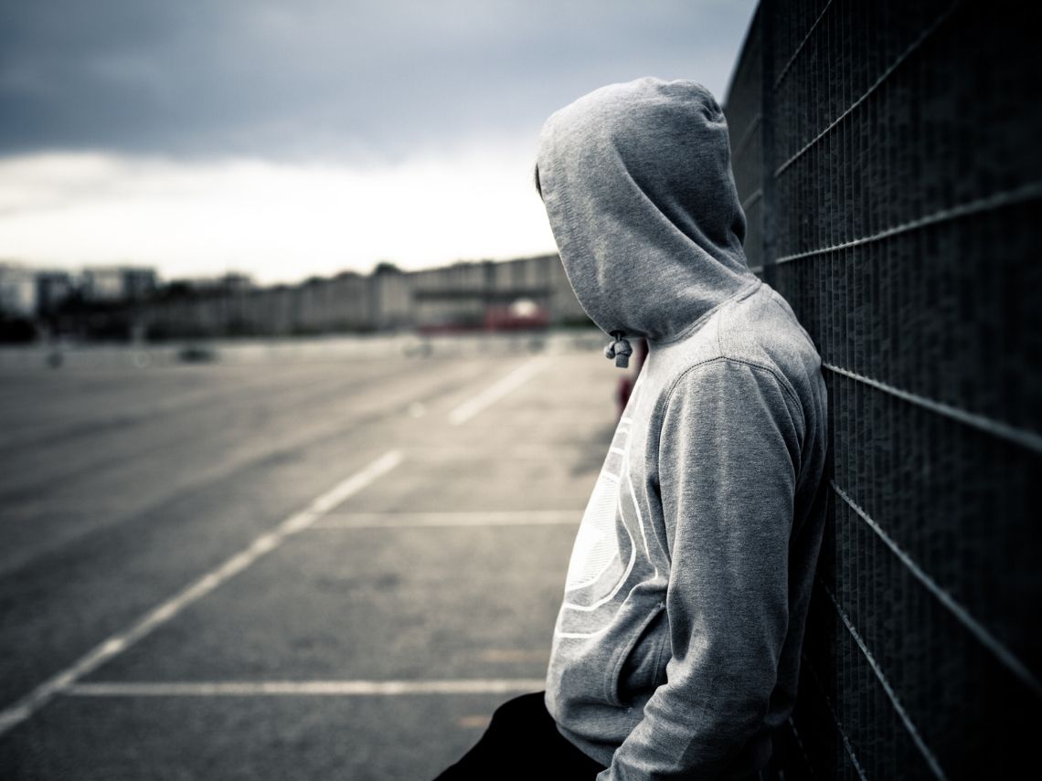 Hombre con sudadera gris