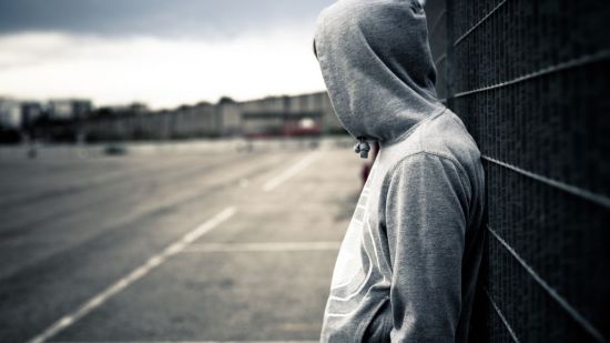 Hombre con sudadera gris