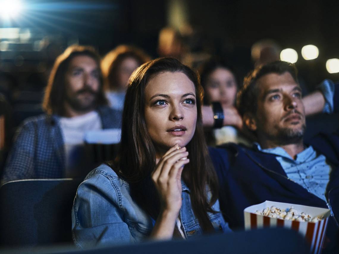 Mujer viendo una película con palomitas