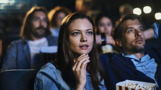 Mujer viendo una película con palomitas