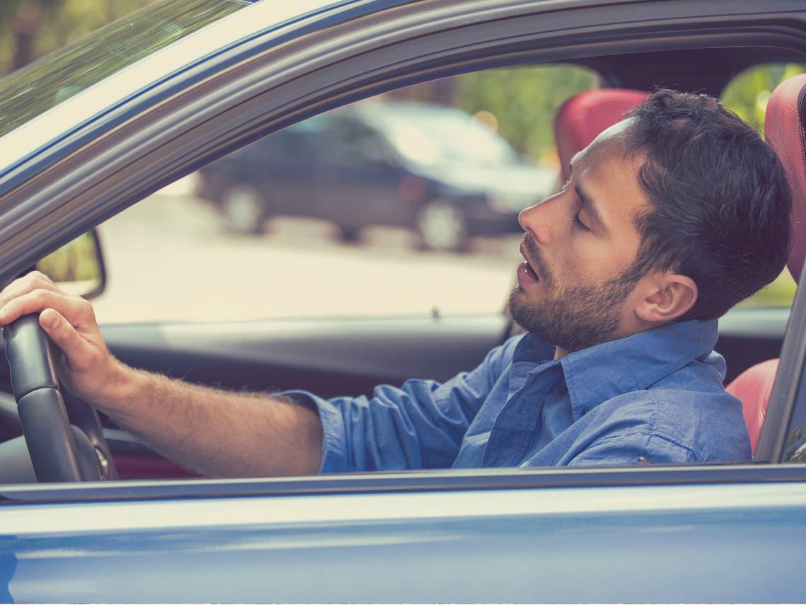 Hombre al volante con sueño