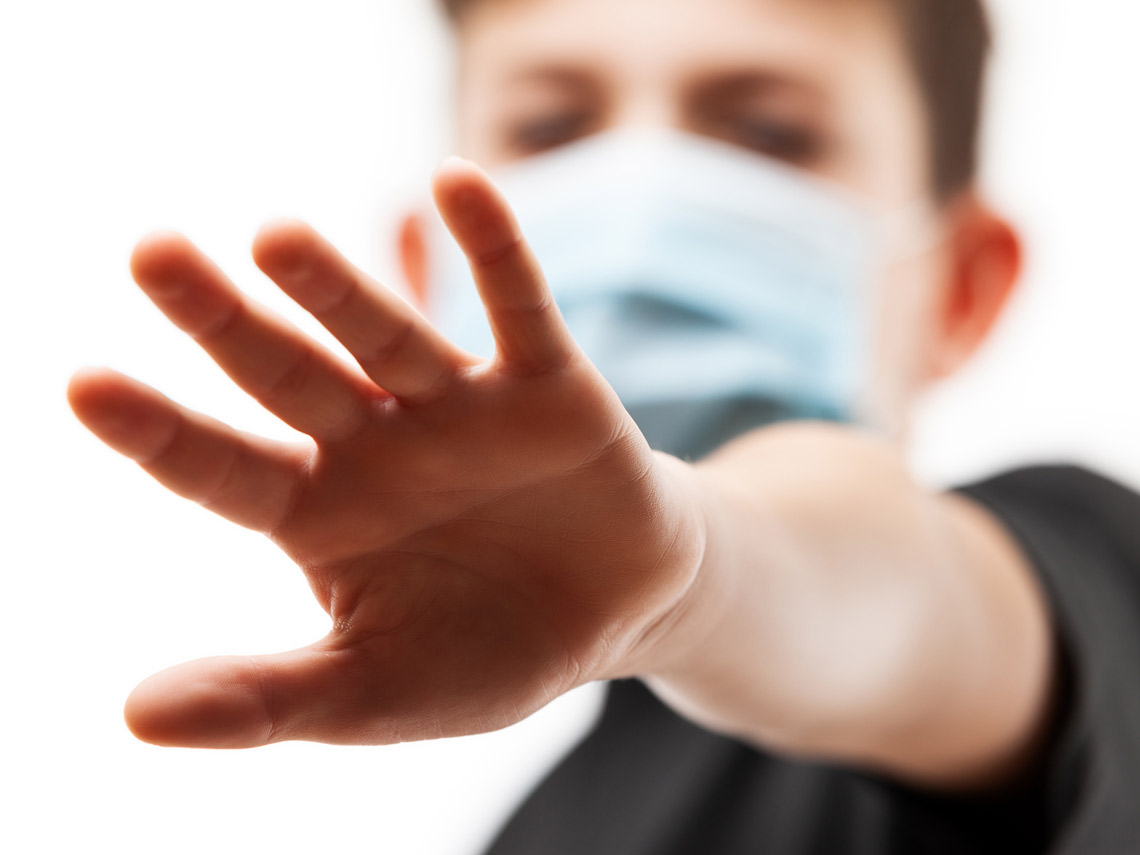 Niño con mascarilla