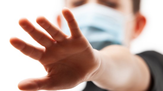 Niño con mascarilla