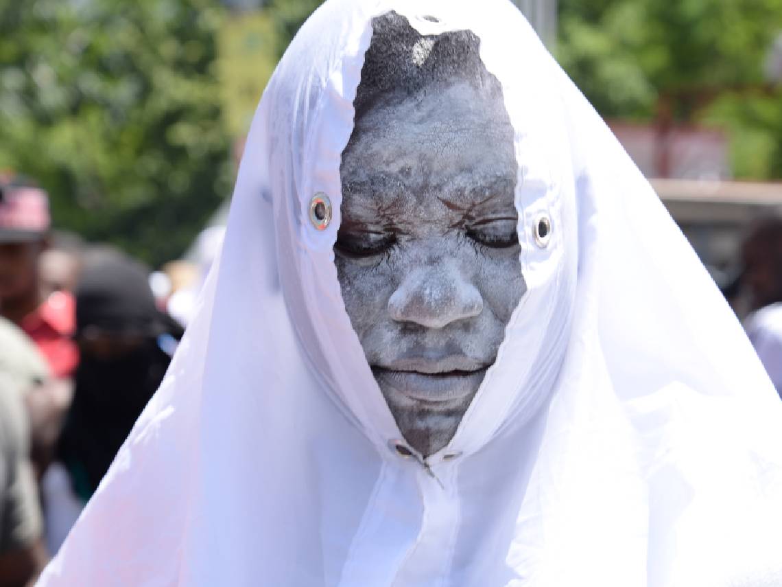 Hombre recubierto con polvo blanco