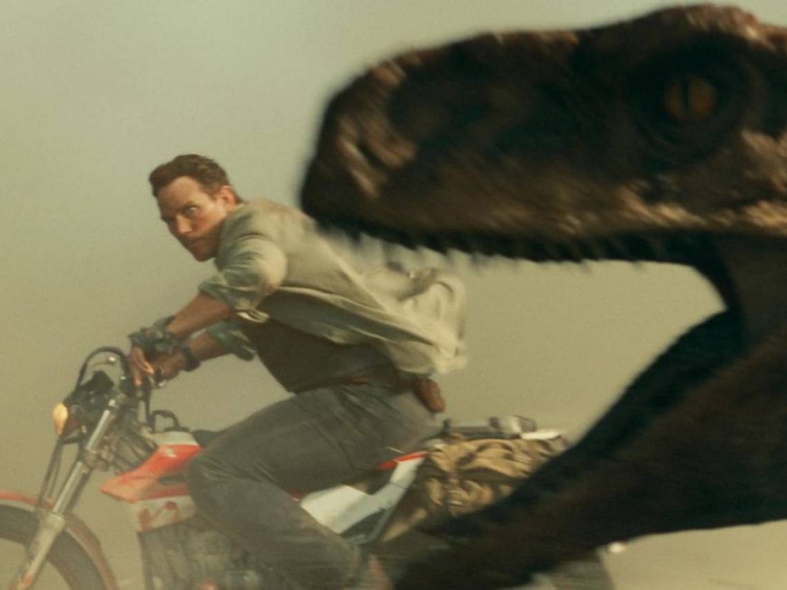Fotograma. Jurassic World Dominion podriamos huir de un Velociraptor montados en moto