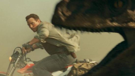 Fotograma. Jurassic World Dominion podriamos huir de un Velociraptor montados en moto